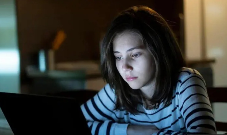 عزلة أمام الشاشة: جانب آخر للاعتماد على التكنولوجيا