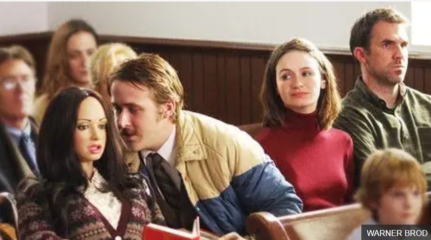 مشهد من فيلم "لارس والفتاة الحقيقية"، حيث يقع شاب خجول في حب دمية