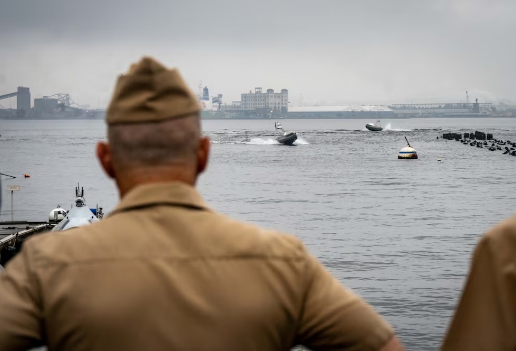 القائد المؤقت للعمليات البحرية الأدميرال جيم كيلبي يزور المرافق التكنولوجية للاطلاع على برنامج البحرية الأمريكية للطائرات الاستطلاعية العالمية المستقلة (Global Autonomous Reconnaissance Craft (GARC)) في بالتيمور، ماريلاند، الولايات المتحدة، 18 يونيو 2025