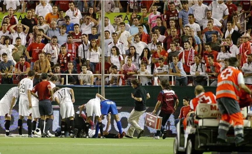 أنطونيو بويرتا، مدافع إشبيلية الراحل، على الأرض بعد سقوطه جراء أزمة قلبية تعرض لها خلال مباراة بالدوري الإسباني ضد خيتافي على ملعب سانشيز بيزخوان في إشبيلية، يوم 25 أغسطس 2007