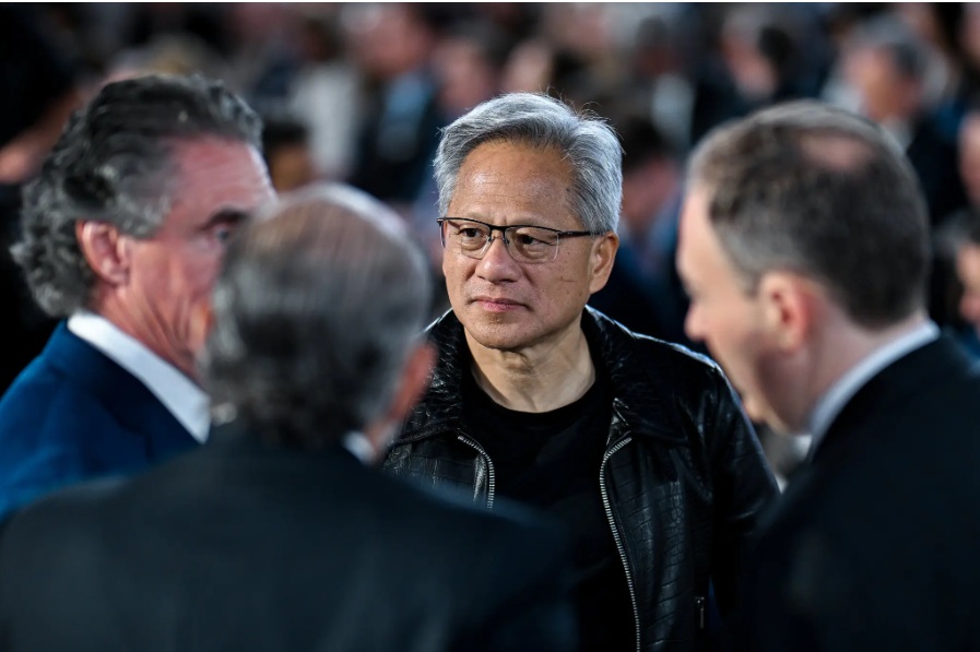 توصل جينسن هوانج، الرئيس التنفيذي لشركة نفيديا والرئيس ترامب إلى اتفاق تحصل بمقتضاه الحكومة الأمريكية علي نسبة 15% من مبيعات الشرائح الإلكترونية الي الصين خلال اجتماع عقد في البيت الأبيض الأسبوع الماضي