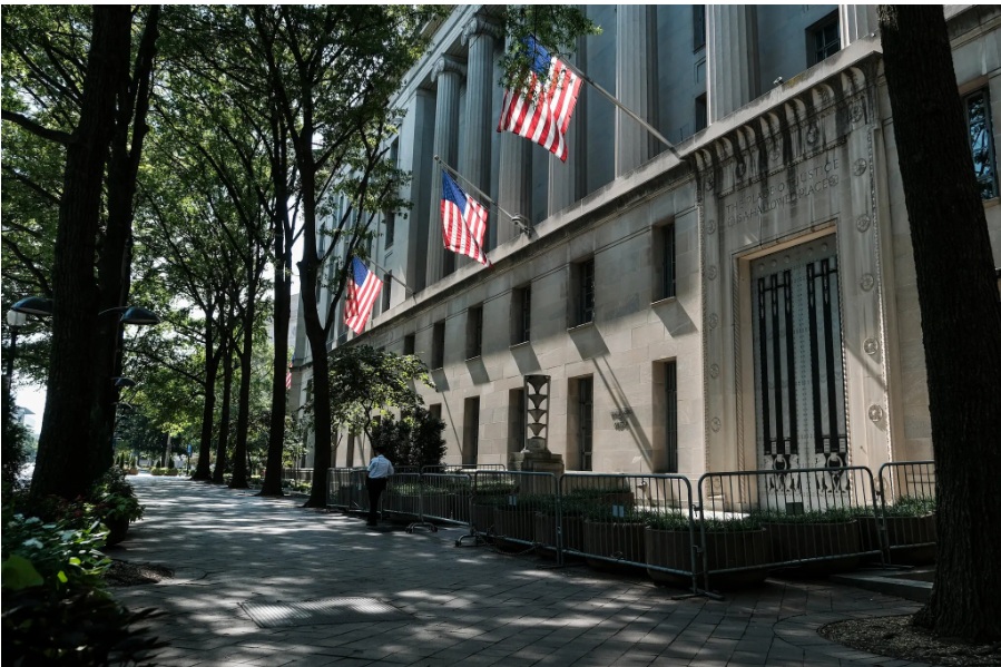 أصدرت وزارة العدل في وقت سابق من عام 2021 توجيهات بشأن حماية وثائق المحاكم الفيدرالية بعد أن تعرض نظام إدارة القضايا للاختراق لأول مرة