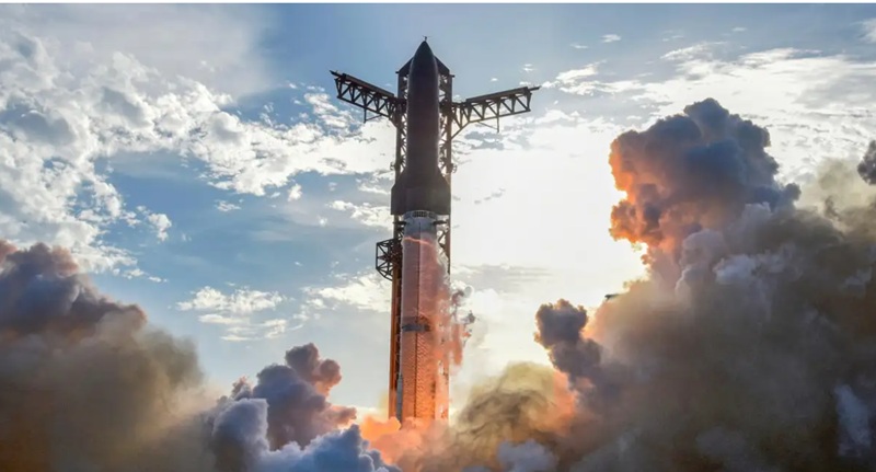 بعد تأجيلين متتاليين، أطلقت شركة سبيس إكس مركبتها الفضائية ستار شيب ليلة الثلاثاء 26 أغسطس. يهدف الاختبار إلى إثبات أن الصاروخ العملاق قادر على تحقيق أهداف الطيران الرئيسية.