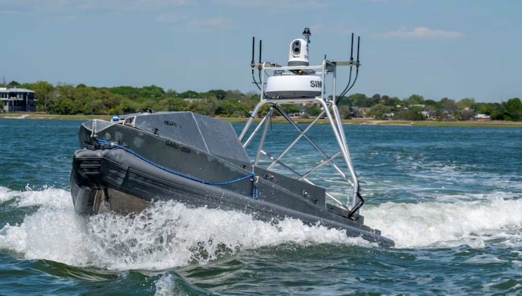 مركبة الاستطلاع العالمية المستقلة التابعة للبحرية الأمريكية Global Autonomous Reconnaissance Craft (GARC) والمخصصة لمركز حرب المعلومات البحرية، أثناء مناورات "ساوثرن لايتنينج" في تشارلستون، كارولينا الجنوبية، الولايات المتحدة، 17 أبريل 2025