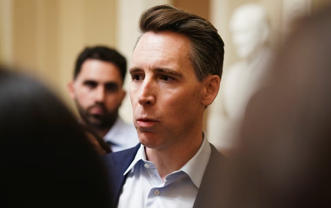 السيناتور الأمريكي جوش هاولي (جمهوري عن ولاية ميسوري) في مبنى الكابيتول هيل في واشنطن العاصمة، الولايات المتحدة، 28 يونيو 2025