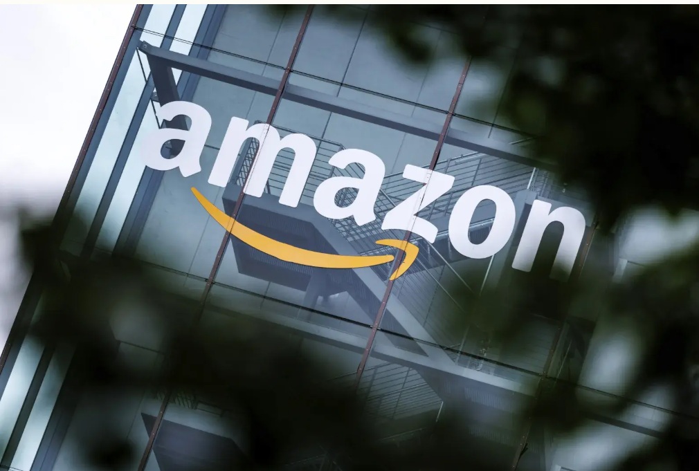 يمكن رؤية شعار وحروف شركة أمازون لتجارة التجزئة الإلكترونية على واجهة مقر أمازون في ميونيخ، ألمانيا