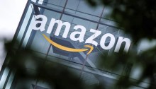 يمكن رؤية شعار وحروف شركة أمازون لتجارة التجزئة الإلكترونية على واجهة مقر أمازون في ميونيخ، ألمانيا
