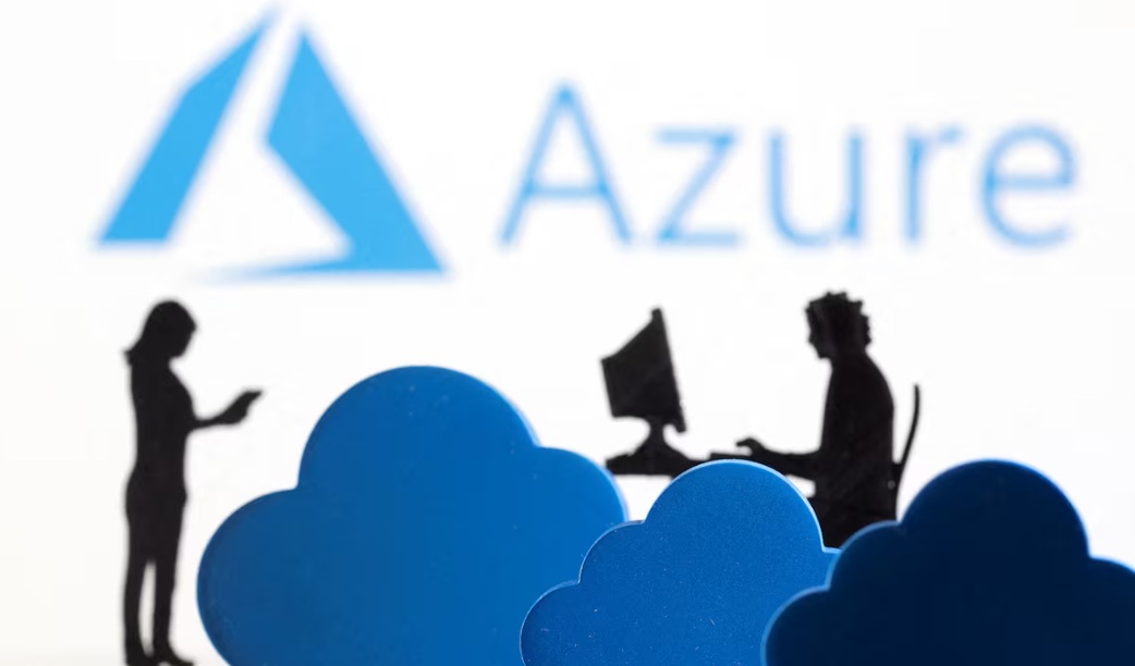 تظهر سحب وتماثيل مطبوعة ثلاثية الأبعاد أمام شعار خدمة مايكروسوفت السحابية :آزور Azure"
