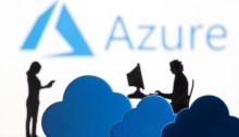 تظهر سحب وتماثيل مطبوعة ثلاثية الأبعاد أمام شعار خدمة مايكروسوفت السحابية :آزور Azure"