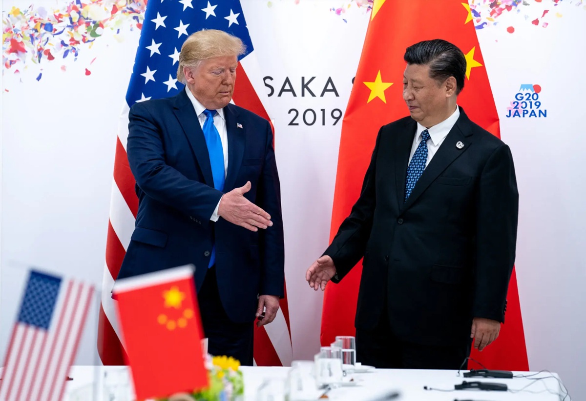 دونالد ترامب يصافح الزعيم الصيني شي جين بينج خلال قمة مجموعة العشرين في أوساكا، اليابان