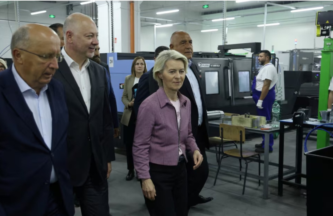 رئيسة المفوضية الأوروبية أورسولا فون دير لاين، ورئيس الوزراء البلغاري روزن جيليازكوف، وزعيم حزب جيرب بويكو بوريسوف، أثناء زيارة لشركة الأسلحة الحكومية البلغارية VMZ-Sopot، في سوبوت، بلغاريا، 31 أغسطس 2025