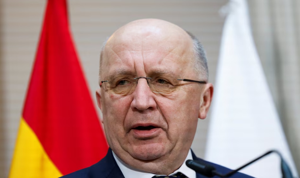 المفوض الأوروبي للدفاع والفضاء أندريوس كوبيليوس يتحدث خلال مؤتمر صحفي، في يوم اجتماع ثلاثي بشأن أوكرانيا في وزارة الخارجية في مدريد، إسبانيا، 31 مارس 2025