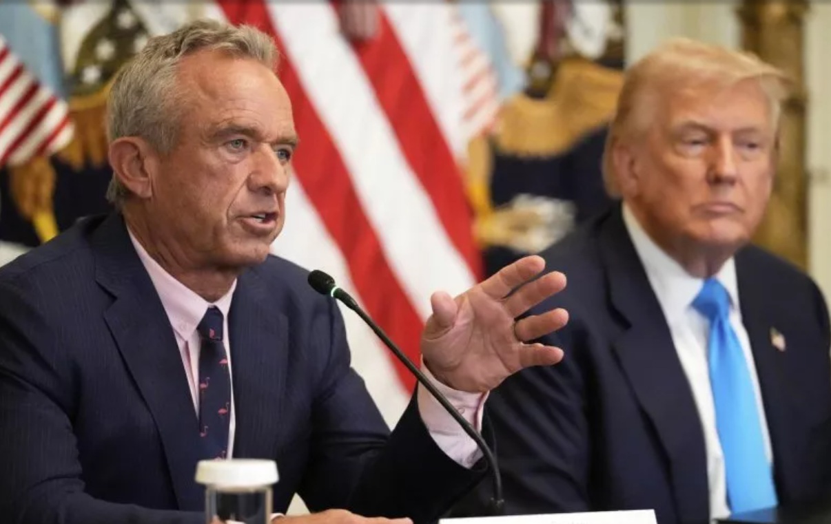 وزير الصحة والخدمات الإنسانية روبرت ف. كينيدي جونيور، إلى اليسار، يتحدث بينما يستمع الرئيس دونالد ترامب في حدث لتعزيز اقتراحه لتحسين وصول الأمريكيين إلى سجلاتهم الطبية، في القاعة الشرقية بالبيت الأبيض في 30 يوليو في واشنطن العاصمة.