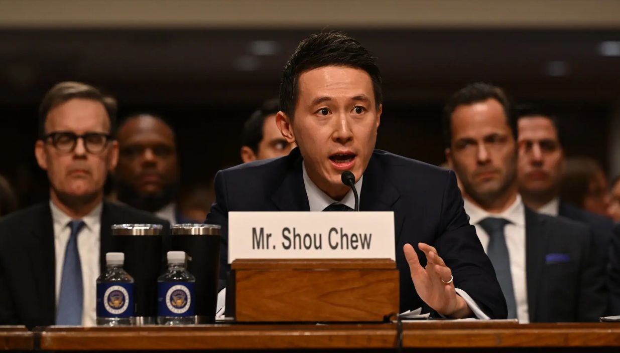 شو زي تشو، الرئيس التنفيذي لشركة تيك توك، خلال جلسة استماع أمام لجنة القضاء في مجلس الشيوخ عام 2024