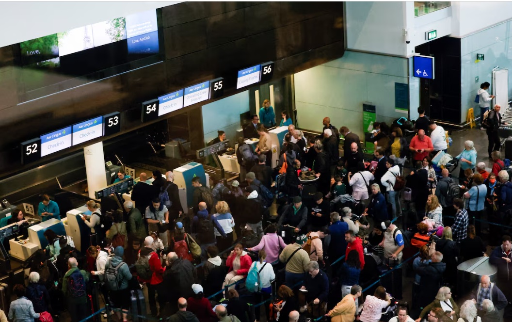 الناس يصطفون داخل مبنى الركاب 2 في مطار دبلن، بعد إعادة فتحه عقب إخلائه كإجراء احترازي، في دبلن، أيرلندا، 20 سبتمبر 2025.