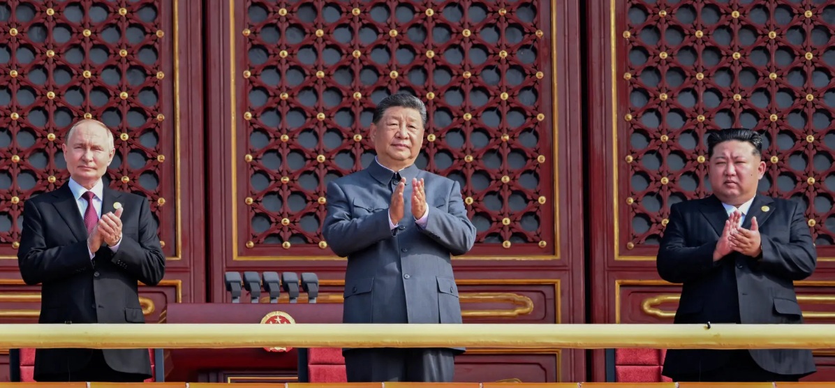 وقف السيد شي إلى جانب الرئيس الروسي فلاديمير بوتين والزعيم الكوري الشمالي كيم جونج أون في استعراض عسكري بمناسبة الذكرى الثمانين لنهاية الحرب العالمية الثانية، في ميدان تيانانمن في بكين في سبتمبر 2025