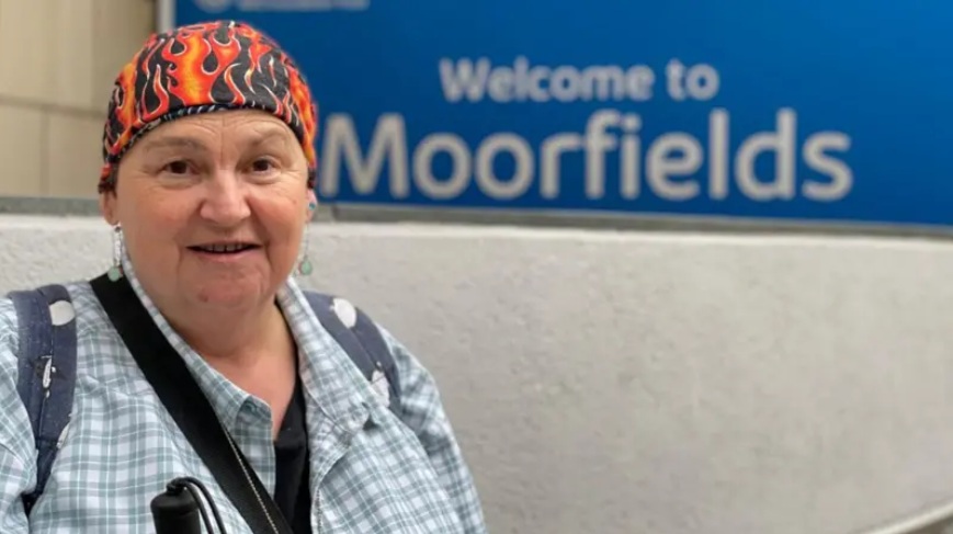 تقول شيلا إنها تُسرع في أداء واجباتها واعمالها المنزلية كل يوم، حتى تتمكن من الجلوس ووضع نظاراتها الخاصة