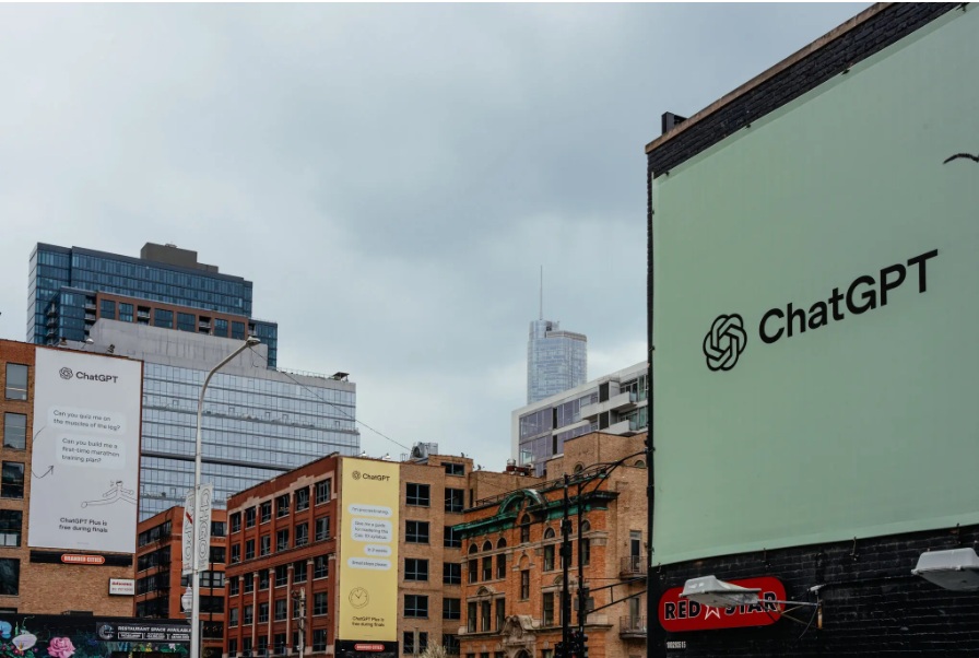 لافتات كبيرة تروج لحملات إعلانية لـ "شات جي بي تي" موجهة للطلاب معلقة على جوانب المباني في شيكاغو، في أبريل 2025