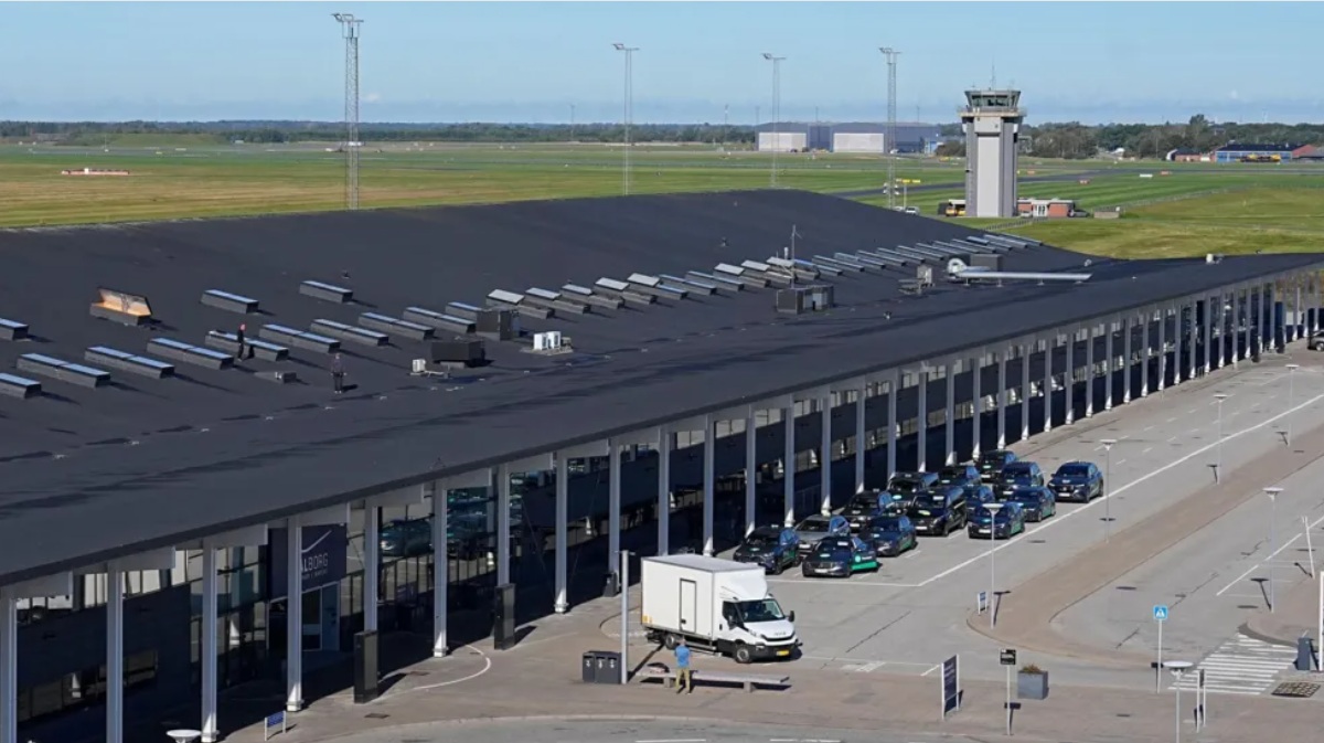 قال وزير النقل الدنماركي يوم الأحد 28 سبتمبر إن الدنمارك حظرت جميع رحلات الطائرات المدنية بدون طيار هذا الأسبوع قبل انعقاد قمة الاتحاد الأوروبي في كوبنهاجن