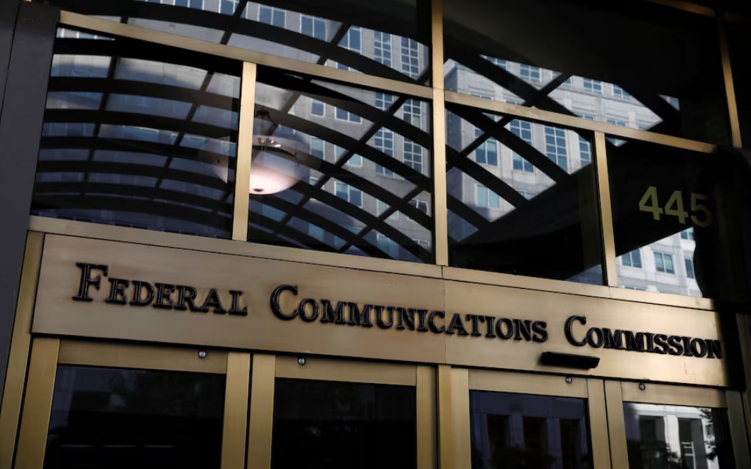 لافتة في مقر لجنة الاتصالات الفيدرالية في واشنطن العاصمة، الولايات المتحدة الأمريكية.