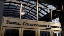 لافتة في مقر لجنة الاتصالات الفيدرالية في واشنطن العاصمة، الولايات المتحدة الأمريكية.