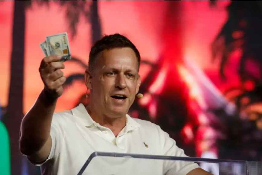 تأثُّر ثيل بجيرار لم يقتصر على الجانب الفكري فحسب، بل امتدّ إلى البُعد الأيديولوجي والديني أيضاً