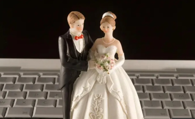 بمبلغ لا يتجاوز 218 دولاراً أمريكياً بات من الممكن لأي شخص أن يتزوّج في الإمارات عبر منصة حكومية