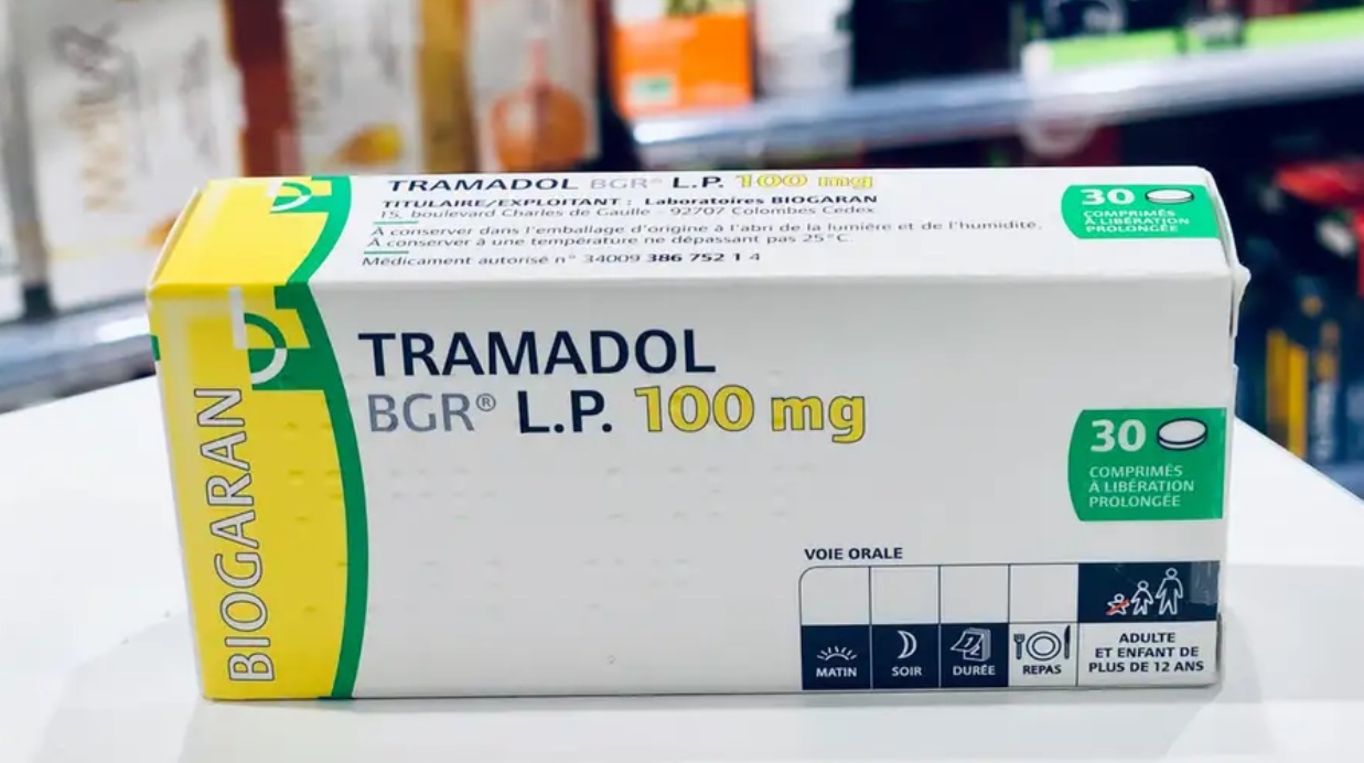الترامادول مادة أفيونية اصطناعية، يعمل عن طريق الارتباط بمستقبلات الأفيون في الدماغ وتثبيط انتقال إشارات الألم. لكنه يزيد من خطر الإدمان حين الاستخدام طويل الأمد