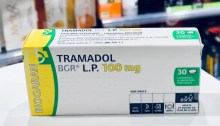 الترامادول مادة أفيونية اصطناعية، يعمل عن طريق الارتباط بمستقبلات الأفيون في الدماغ وتثبيط انتقال إشارات الألم. لكنه يزيد من خطر الإدمان حين الاستخدام طويل الأمد