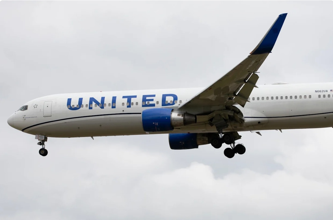 اضطرت رحلة طيران تابعة لشركة يونايتد من باريس إلى واشنطن العاصمة إلى العودة أدراجها لتجنب الطيران عبر المحيط الأطلسي دون وجود عدد كافٍ من الحمامات