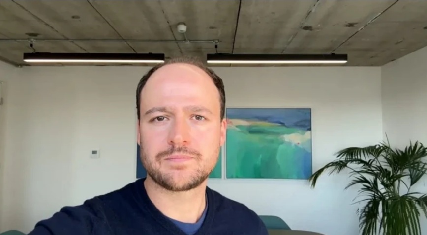 أليكس كالدر يحذر من تأثير استخدام نظام الذكاء الاصطناعي في الإعلانات