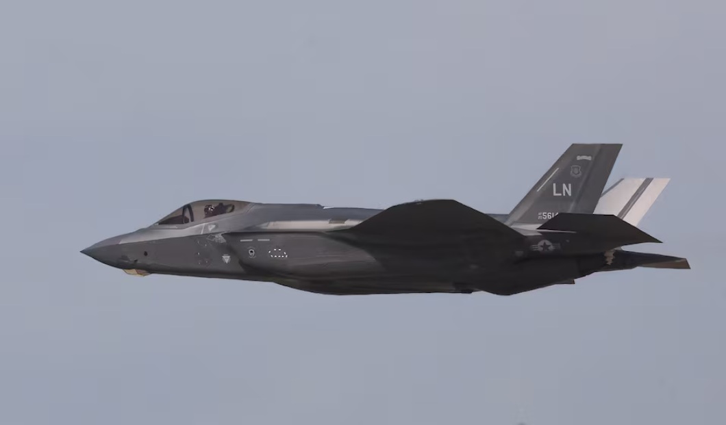 طائرة F-35 تؤدي عرضاً في معرض دبي للطيران في دبي، الإمارات العربية المتحدة، 17 نوفمبر 2025