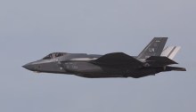 طائرة F-35 تؤدي عرضاً في معرض دبي للطيران في دبي، الإمارات العربية المتحدة، 17 نوفمبر 2025