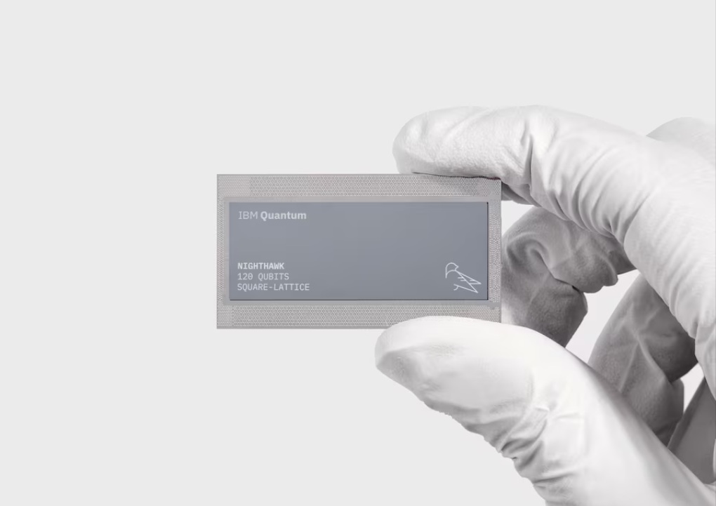 أشخاص يعملون في غرفة نظيفة تصنع رقائق سيليكون 300 ملم تحتوي على شرائح حوسبة كمية في مجمع ألباني نانوتيك في ألباني، نيويورك، الولايات المتحدة، صورة تم نشرها في 10 نوفمبر 2025