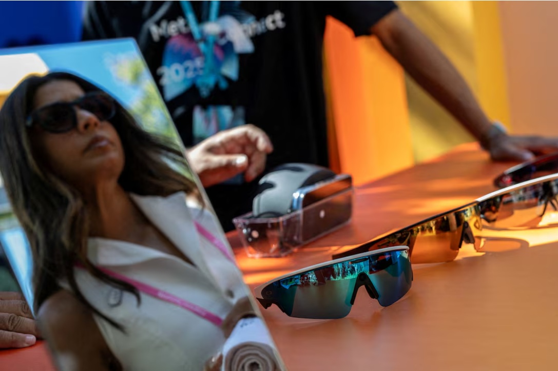 زائر يختبر النظارات الذكية الجديدة من ميتا خلال مؤتمر "ميتا كونيكت Meta Connect" السنوي في مقر الشركة في مينلو بارك، كاليفورنيا، الولايات المتحدة، 16 سبتمبر 2025