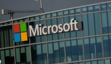 شعار شركة مايكروسوفت يظهر خارج مقرها الرئيسي الفرنسي في إيسي-لي-مولينو، خارج باريس، في 13 مايو 2024