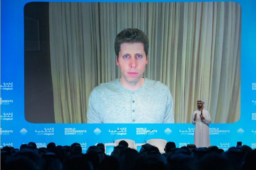 سام ألتمان، الرئيس التنفيذي لشركة OpenAI، يتحدث في مكالمة فيديو العام الماضي مع عمر سلطان العلما، وزير الذكاء الاصطناعي في الإمارات العربية المتحدة يوم الخميس 22 مايو 2025