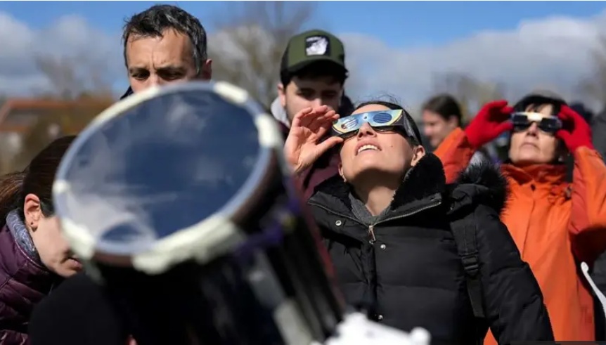 ساهمت عمليات الإغلاق بسبب وباء كورونا ونمو وسائل التواصل الاجتماعي في ازدهار سياحة الكسوف مؤخراً