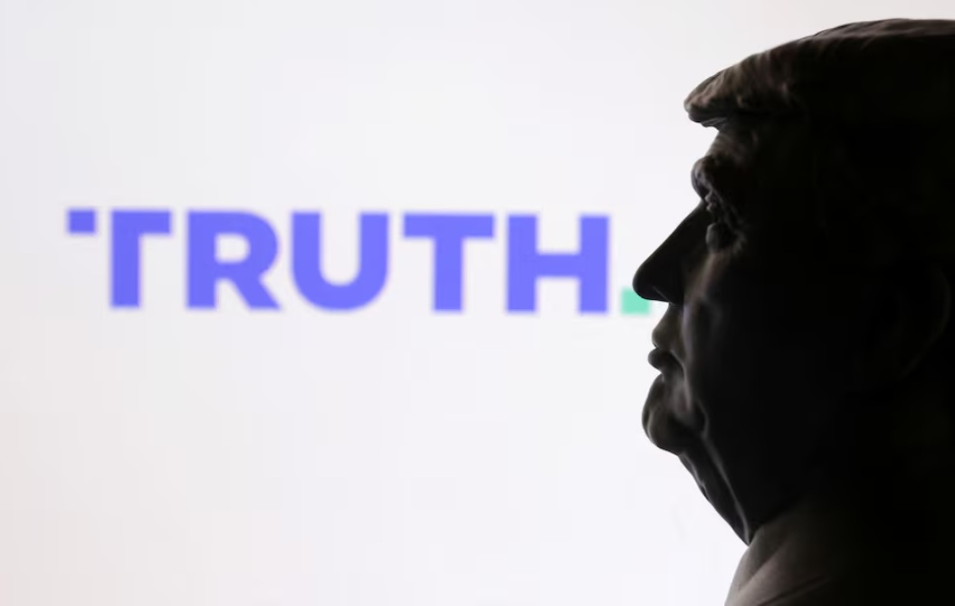 يظهر الرئيس الأمريكي دونالد ترامب وشعار منصة "تروث سوشيال Truth Social" للتواصل الاجتماعي في هذه الصورة التي صممت في 22 يونيو 2025