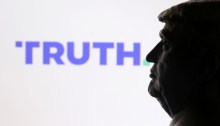 يظهر الرئيس الأمريكي دونالد ترامب وشعار منصة "تروث سوشيال Truth Social" للتواصل الاجتماعي في هذه الصورة التي صممت في 22 يونيو 2025