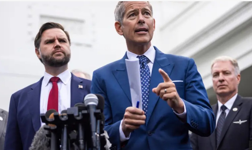 وزير النقل الأمريكي شون دافي وخلفه نائب الرئيس الأمريكي جيه دي فانس