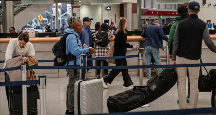 تسبب الإغلاق الحكومي بالولايات المتحدة الي غياب المراقبين الجويين وعدم دفع رواتبهم الي إلغاء تأخير الاف الرحلات الجوية