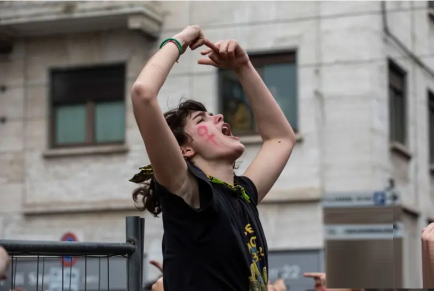 حتى وقت قريب، كان تزوير الصور الجنسية يتطلب وقتاً ومهارات تقنية وبرمجيات متخصصة