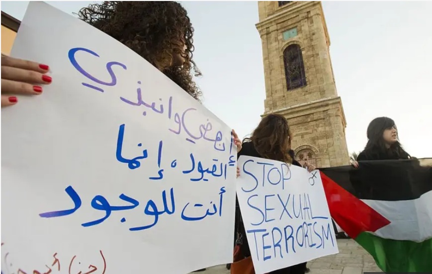 في مصر، تشير بيانات النيابة العامة وتقارير منظمات محلية إلى أنّ معظم قضايا الابتزاز الإلكتروني ضد النساء تعتمد على صور جنسية مركّبة تُنتَج عبر تطبيقات متاحة على الهواتف الذكية