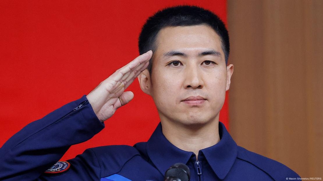 وو فاي، 32 عامًا، مهندس، هو أصغر رائد فضاء في البلاد ينضم إلى رحلة فضائية صينية.