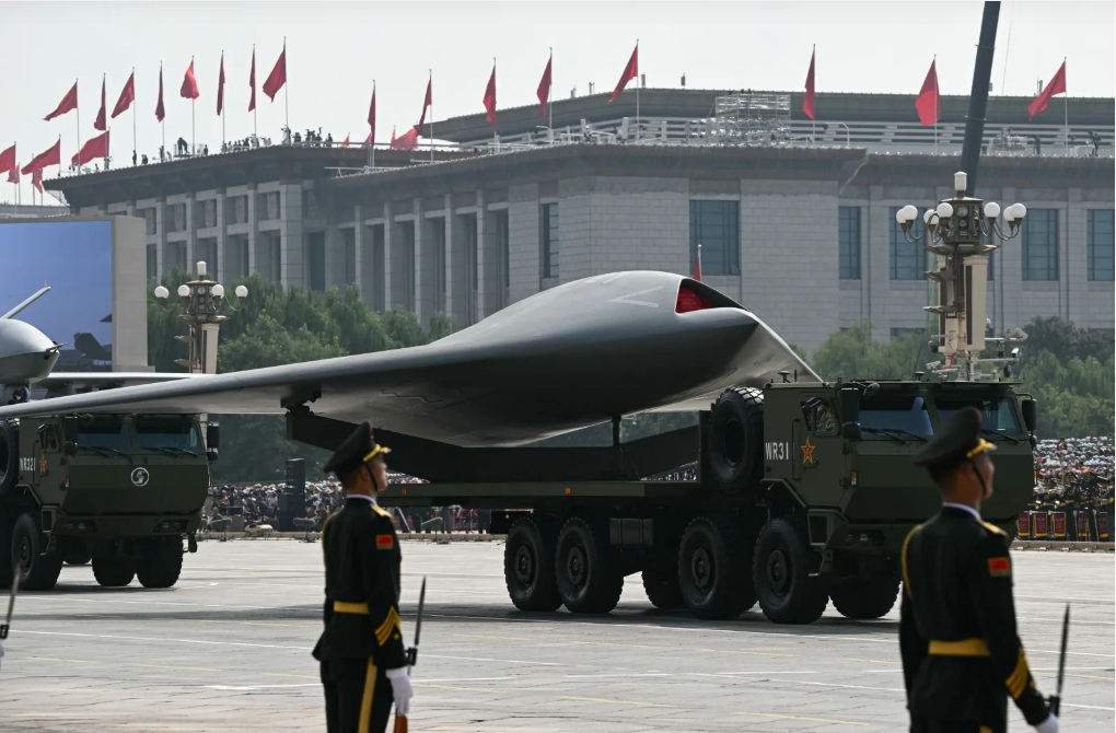 نسخة جديدة من طائرة GJ-11 الصينية بدون طيار، المعروفة باسم GJ-21 والمناسبة للعمليات الحربية، تظهر خلال استعراض عسكري بمناسبة الذكرى السنوية الثانية للحرب العالمية الثانية في ميدان تيانانمن في بكين في 3 سبتمبر 2025