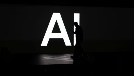 شاشة تعرض حروف "AI" في إشارة إلى الذكاء الاصطناعي، بينما يتجمع الحضور خلال أول يوم للاستقلالية والذكاء الاصطناعي الذي نظمته شركة Rivian، لعرض التطورات في تكنولوجيا القيادة الذاتية، في بالو ألتو، كاليفورنيا، الولايات المتحدة، 11 ديسمبر 2025