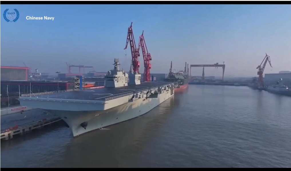 صورة نشرتها وكالة الأنباء الصينية للسفينة البحرية من طراز 076، التي توصف بأنها سفينة هجومية برمائية وميناء هبوط للطائرات المروحية والطائرات المسيرة