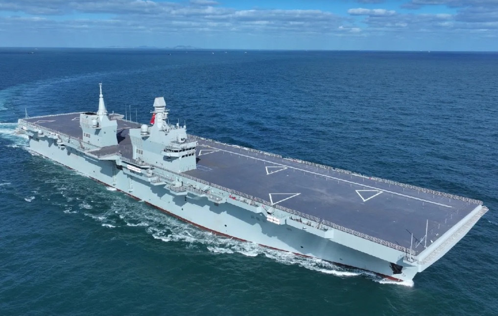 تُظهر هذه الصورة التي نشرها موقع إخباري عسكري صيني سفينة الهجوم البرمائية من طراز 076 "سيتشوان" خلال تجربة بحرية استمرت ثلاثة أيام وانتهت في 16 نوفمبر 2025