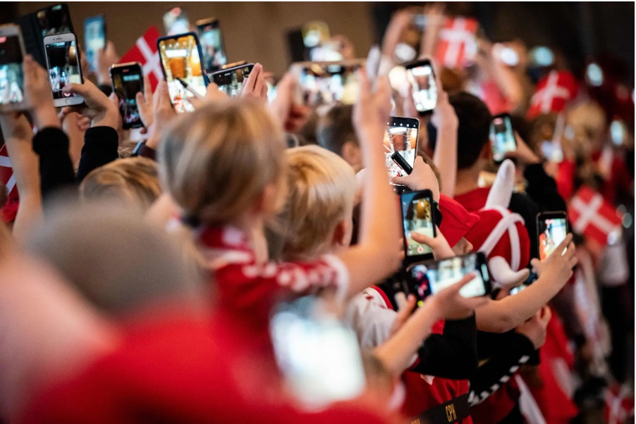 أطفال المدارس الابتدائية في الدنمارك، التي قد تصبح أول دولة في الاتحاد الأوروبي تفرض حدًا عمريًا للوصول إلى وسائل التواصل الاجتماعي